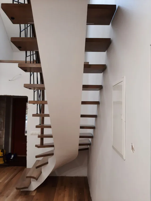 Atviros pakopos ant baltos konstrukcijos