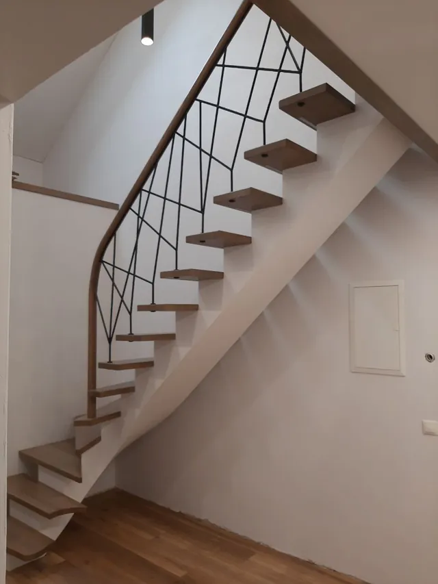Šviesūs laiptai su geometriniais turėklais