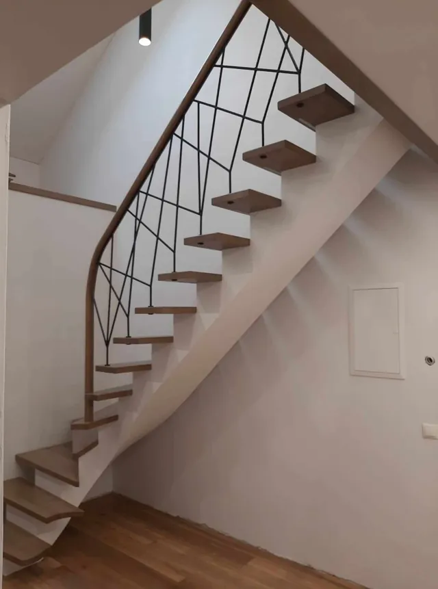 Medinės pakopos ir geometrinio rašto turėklai