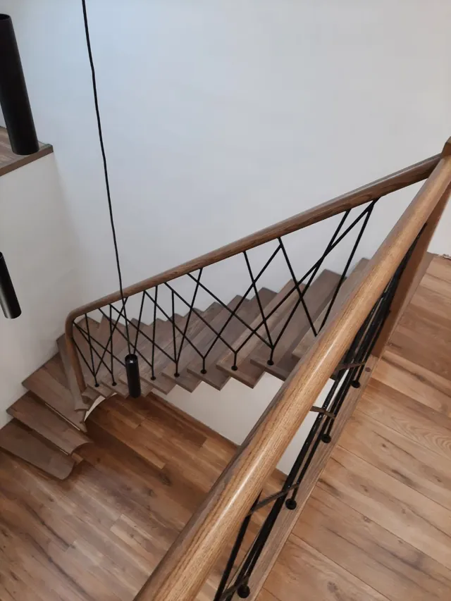 Medinės pakopos ir rombų rašto turėklai