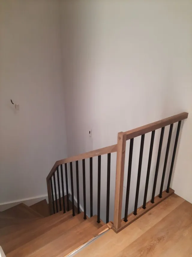 Medinis porankis ir juodi vertikalūs turėklai